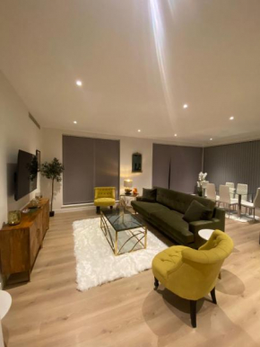 Marvelous 3 Bed Penthouse in KewBridge